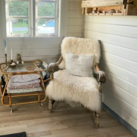Log Cabin With Sea View At Bro Beach Semesterbostad