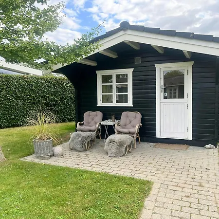 Log Cabin With Sea View At Bro Beach Semesterbostad